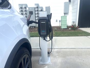 Electric vehicle charging station
